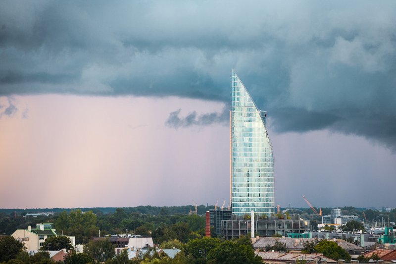 Skats uz Rīgu no Latvijas Universitātes Dabas mājas jumta. Swedbank ēka. null