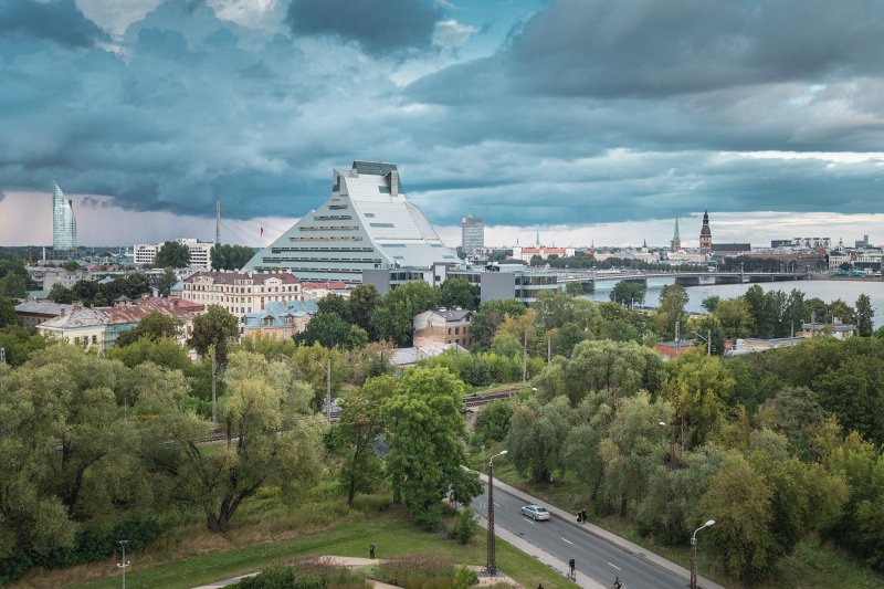 Skats uz Rīgu no Latvijas Universitātes Dabas mājas jumta. Latvijas Nacionālās bibliotēkas ēka. null