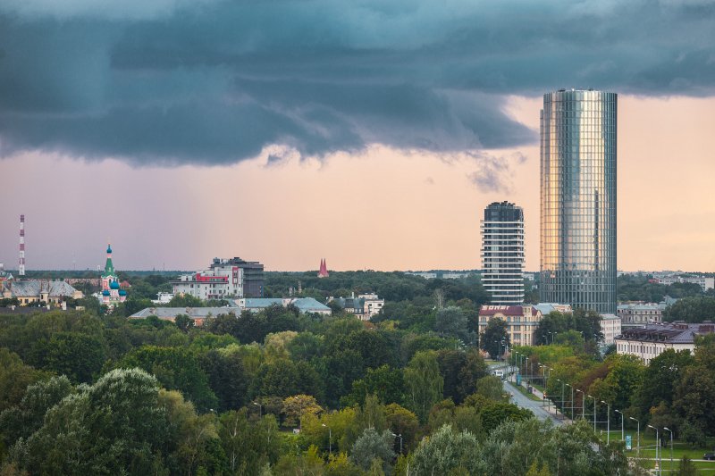 Skats uz Rīgu no Latvijas Universitātes Dabas mājas jumta. Z torņi (Z-Towers) null