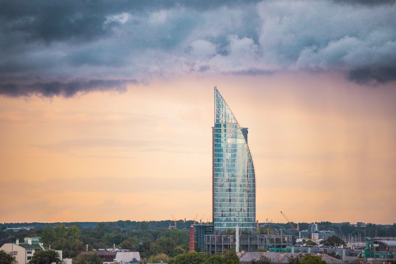 Skats uz Rīgu no Latvijas Universitātes Dabas mājas jumta. Swedbank ēka. null