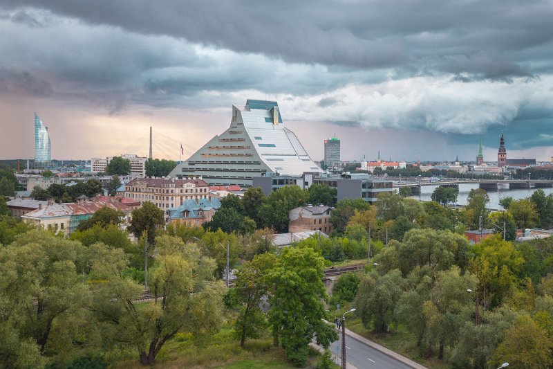 Skats uz Rīgu no Latvijas Universitātes Dabas mājas jumta. Latvijas Nacionālās bibliotēkas ēka. null