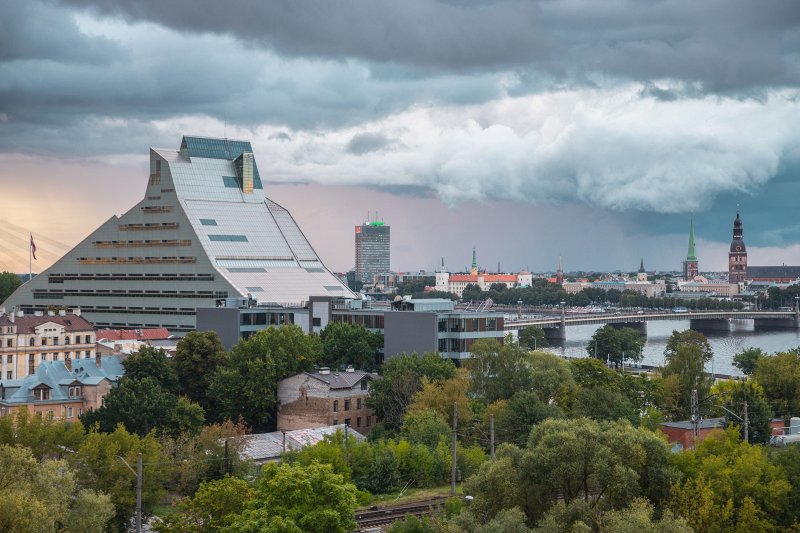 Skats uz Rīgu no Latvijas Universitātes Dabas mājas jumta. Latvijas Nacionālās bibliotēkas ēka. null