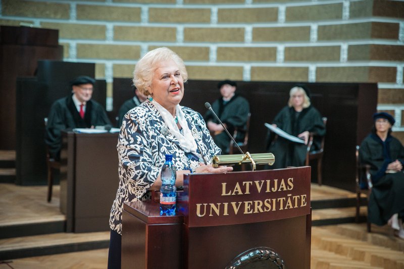 Latvijas Universitātes dibināšanas 101. gadadienas LU Senāta svinīgā sēde. Latvijas Universitātes Goda doktora diploma pasniegšana profesorei Baibai Rivžai.