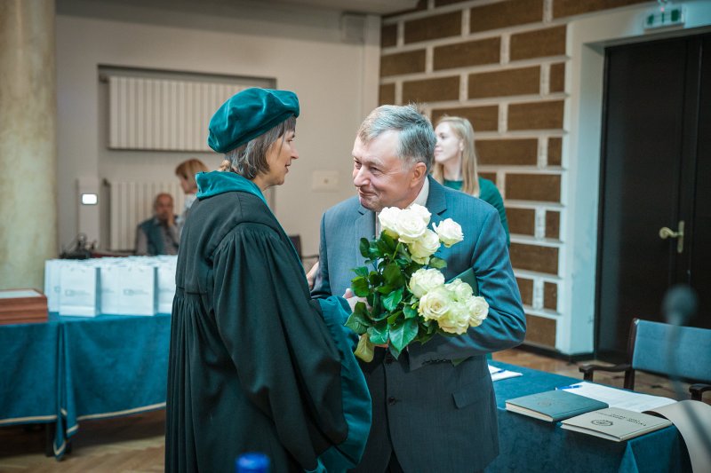 Latvijas Universitātes dibināšanas 101. gadadienas LU Senāta svinīgā sēde. Emeritus profesora diploma pasniegšana LU Ģeogrāfijas un Zemes zinātņu fakultātes profesoram Vitālijam Zelčam.