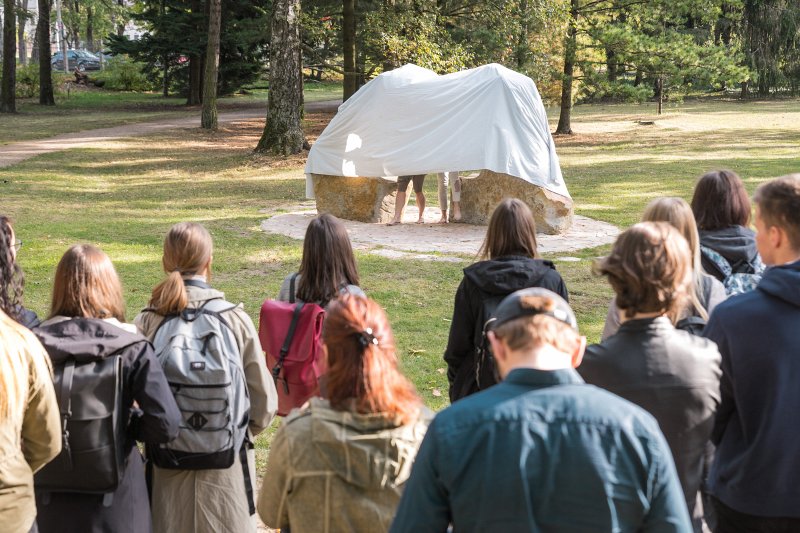 Starpdisciplinārā izglītības un zinātnes piesaistes punkta ar Ģirta Burvja un Gaita Burvju skulptūru «Domakmeņi»
atklāšana Latvijas Universitātes Botāniskajā dārzā. null