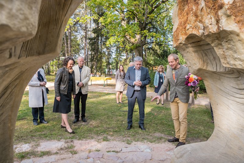 Starpdisciplinārā izglītības un zinātnes piesaistes punkta ar Ģirta Burvja un Gaita Burvju skulptūru «Domakmeņi»
atklāšana Latvijas Universitātes Botāniskajā dārzā. null