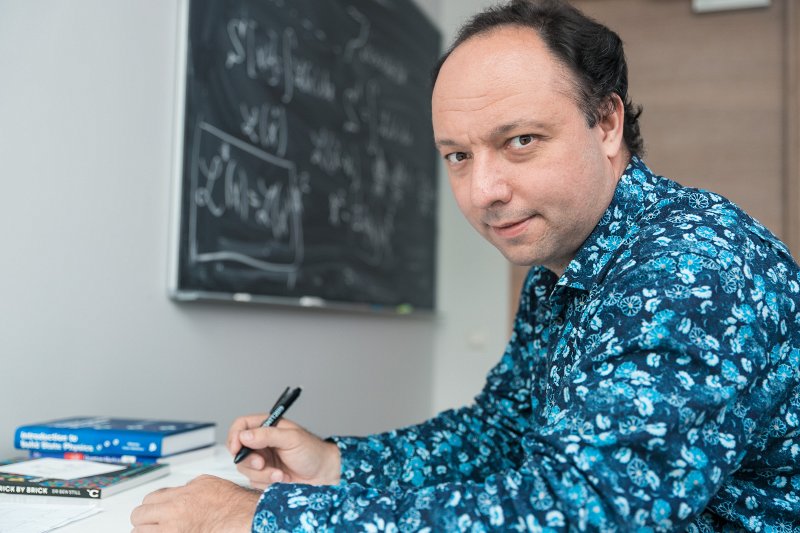 Latvijas Universitātes Fizikas, matemātikas un optometrijas fakultātes profesors un vadošais pētnieks Vjačeslavs Kaščejevs. null