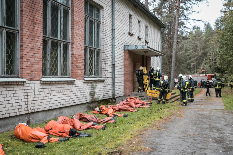 Valsts ugunsdzēsības un glābšanas dienesta (VUGD) mācības Baldonē sadarbībā ar Latvijas Universitāti. null