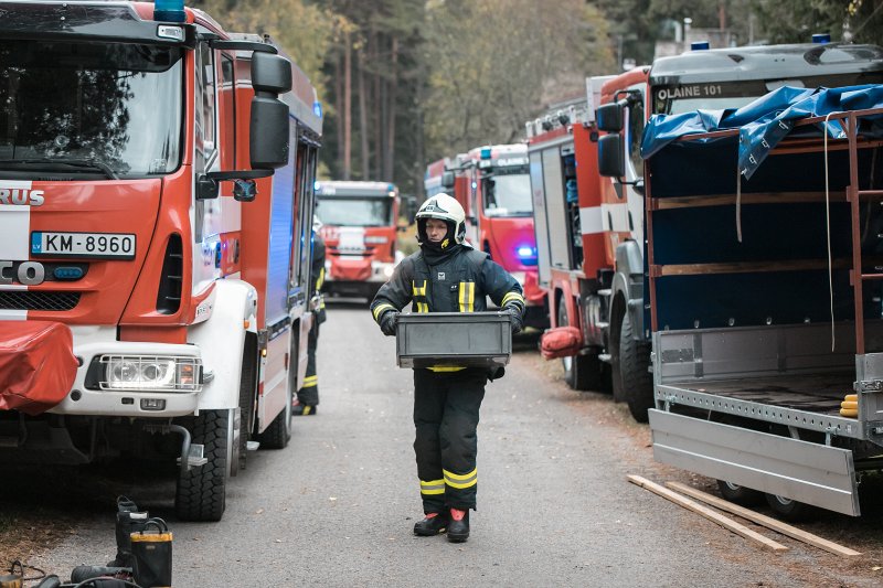 Valsts ugunsdzēsības un glābšanas dienesta (VUGD) mācības Baldonē sadarbībā ar Latvijas Universitāti. null