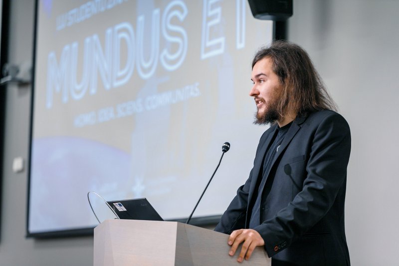Studentu zinātniskā konference «Mundus et...». LU Studentu padomes priekšsēdētājs Deniss Celuiko.