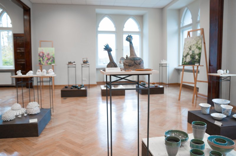 Latvijas Universitātes tautas lietišķās mākslas studijas «Vāpe» keramikas un gleznu izstāde «Man tikai ziedēšana prātā», kas veltīta studijas 45. gadskārtai. null