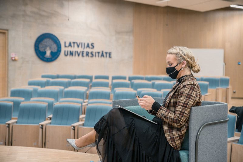 Latvijas Universitātes «Zinātnes kafejnīcas» diskusija «Sieviete zinātnē - uzdrīkstēties sasniegt». Pasākuma vadītāja, LU pētniece un zinātnisko projektu vadītāja L'Oreal Ilze Dimanta.