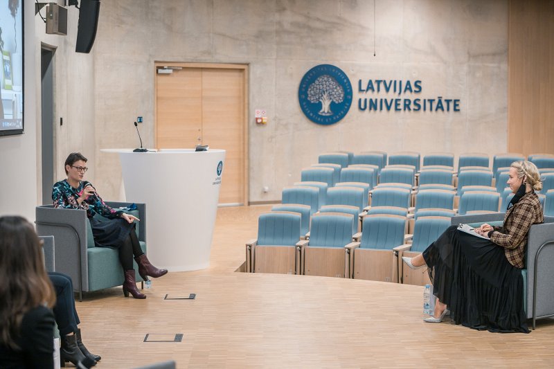 Latvijas Universitātes «Zinātnes kafejnīcas» diskusija «Sieviete zinātnē - uzdrīkstēties sasniegt». No kreisās: 
LU Cietvielu fizikas institūta pētniece Līga Grīnberga,
pasākuma vadītāja, LU pētniece un zinātnisko projektu vadītāja L'Oreal Ilze Dimanta.