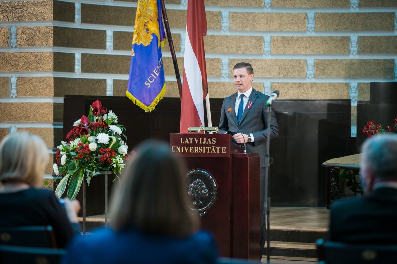 Svinīgais sarīkojums par godu Latvijas Republikas proklamēšanas 102. gadadienai. Pasākuma moderators Kārlis Dārznieks.