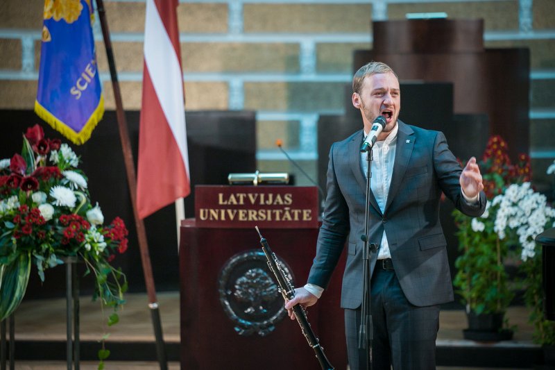 Svinīgais sarīkojums par godu Latvijas Republikas proklamēšanas 102. gadadienai. Mūziķa Daumanta Kalniņa muzikāls apsveikums.