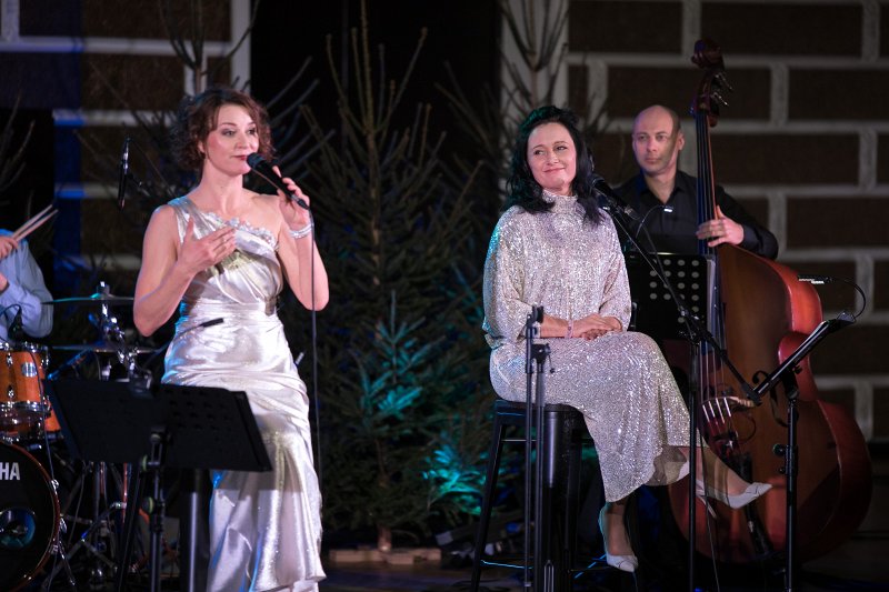 Latvijas Universitātes Ziemassvētku koncerts «Gavilējiet, zvaigznes!». Dziedātājas Marija Naumova un Līga Robežniece.