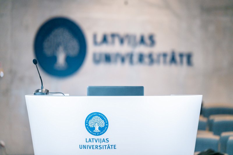 Latvijas universitātes logo uz sienas auditorijā Alfa LU Zinātņu mājā. null