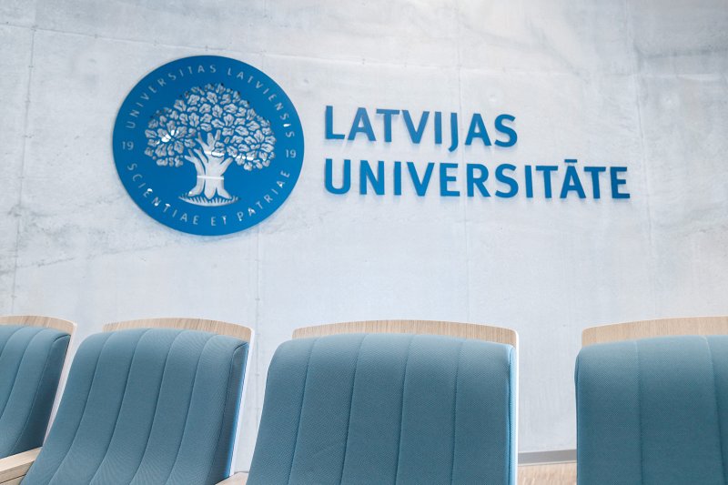 Latvijas universitātes logo uz sienas auditorijā Alfa LU Zinātņu mājā. null