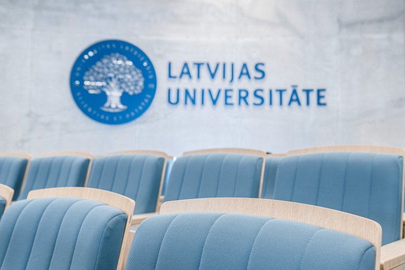 Latvijas universitātes logo uz sienas auditorijā Alfa LU Zinātņu mājā. null