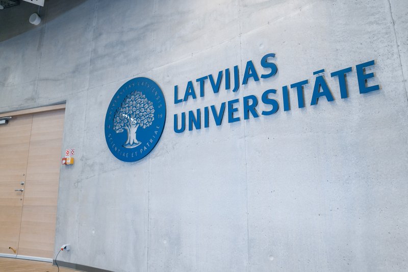 Latvijas universitātes logo uz sienas auditorijā Alfa LU Zinātņu mājā. null