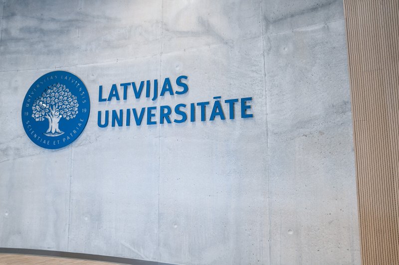 Latvijas universitātes logo uz sienas auditorijā Alfa LU Zinātņu mājā. null