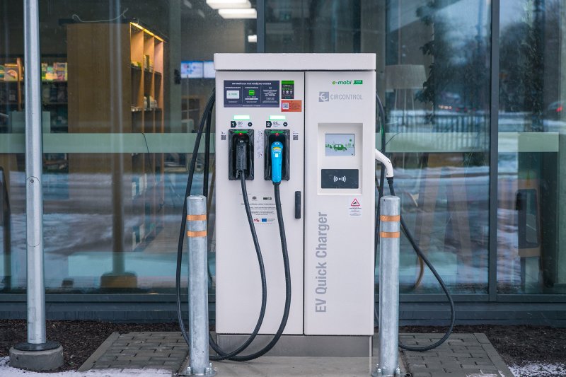 Elektroauto uzlādes stacija pie Latvijas Universitātes Akadēmiskā centra Dabas mājas. null