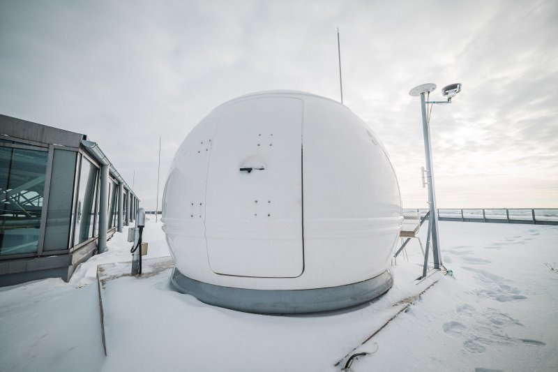 Observatorija uz Latvijas Universitātes Akadēmiskā centra zinātņu mājas jumta. null