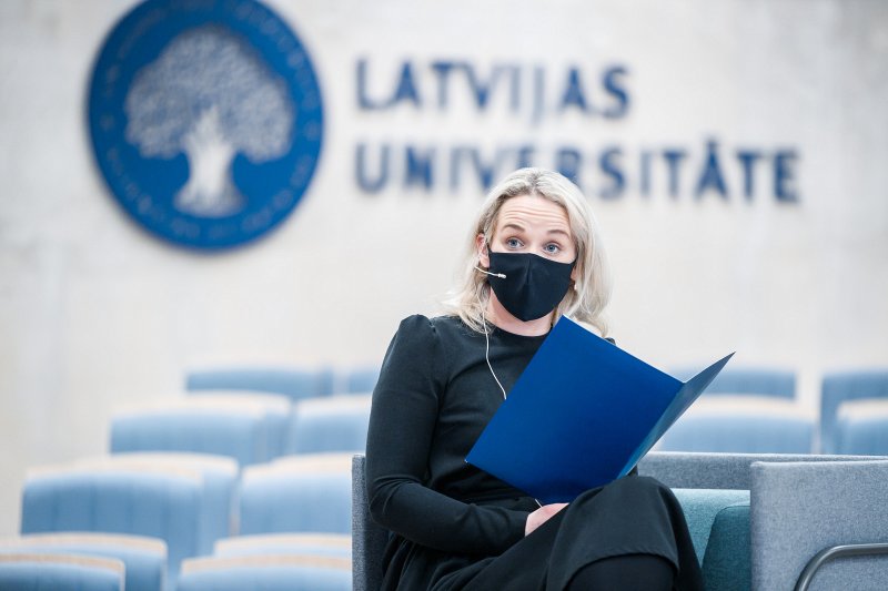 Latvijas Universitātes «Zinātnes kafejnīcas» diskusija «Kādu labumu biobankas dod indivīdam un sabiedrībai?». Pasākuma vadītāja, LU pētniece un zinātnisko projektu vadītāja L'Oreal Ilze Dimanta.