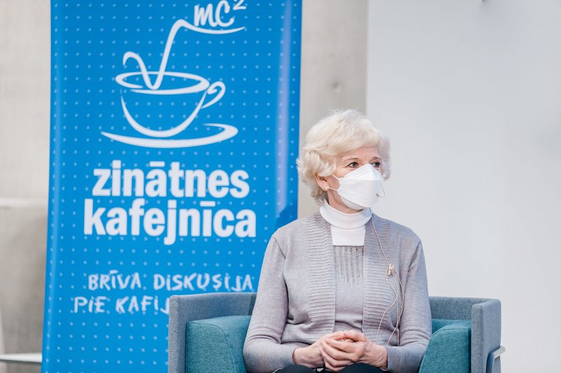 Latvijas Universitātes «Zinātnes kafejnīcas» diskusija «Kādu labumu biobankas dod indivīdam un sabiedrībai?». Medmāsa, laboratorijas darbiniece, pētījuma dalībniece Aija Plinta.