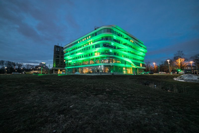 Latvijas Universitātes Akadēmiskā centra Zinātņu māja izgaismota zaļā krāsā, atzīmējot Svētā Patrika dienu, Īrijas nacionālos svētkus. null