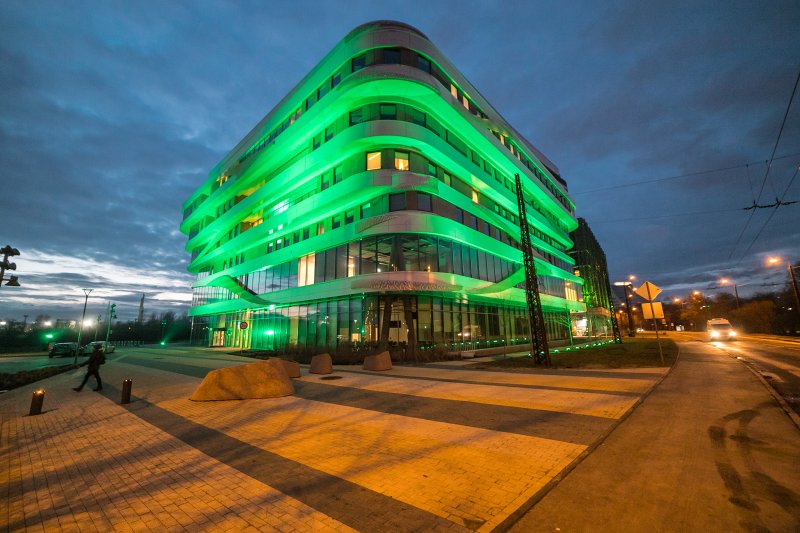 Latvijas Universitātes Akadēmiskā centra Zinātņu māja izgaismota zaļā krāsā, atzīmējot Svētā Patrika dienu, Īrijas nacionālos svētkus. null