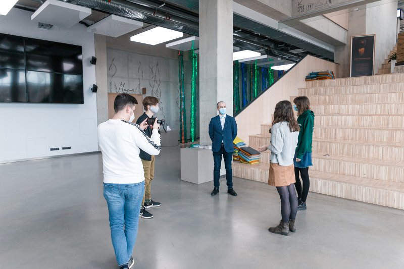 Latvijas Universitātes Atvērto durvju nedēļas tiešraides filmēšana. null