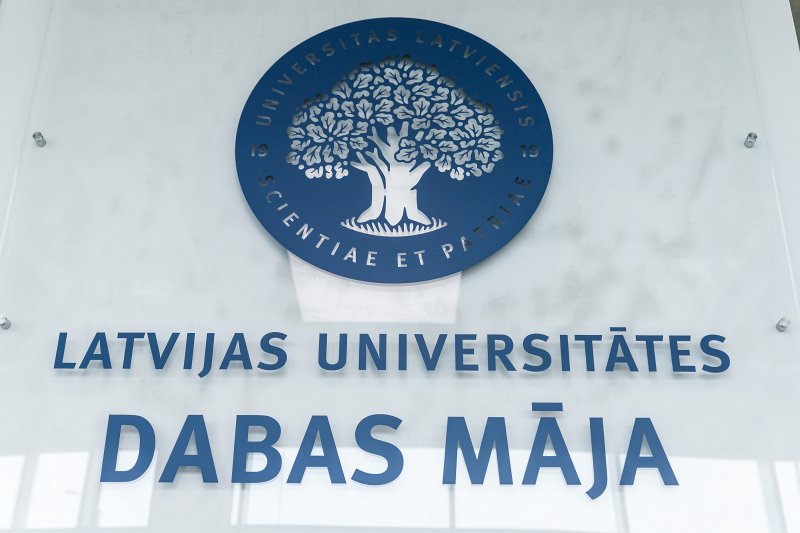 Logo uz sienas Latvijas Universitātes Akadēmiskā centra Dabas mājā. null