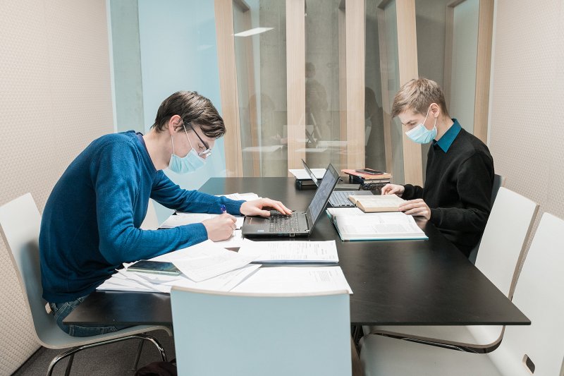 Studenti studē Latvijas Universitātes Akadēmiskā centra Dabas mājā. null