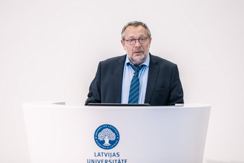 Latvijas Universitātes pasākums «Padomi eksāmeniem». LU Ķīmijas fakultātes asociētais profesors Jānis Švirksts.