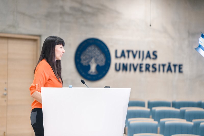 Latvijas Universitātes pasākums «Padomi eksāmeniem». LU Bioloģijas fakultātes absolvente, bioloģijas maģistre un skolotāja Jūlija Plociņa-Kagaine.