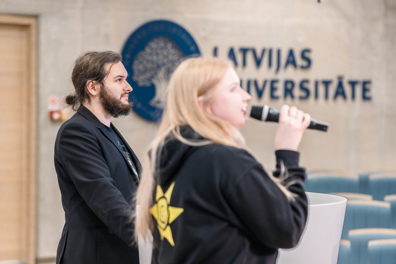 Latvijas Universitātes pasākums «Padomi eksāmeniem». LUSP priekšsēdētājs Deniss Celuiko un LUSP Iekšējās komunikācijas virziena vadītāja Laura Šīraka.
