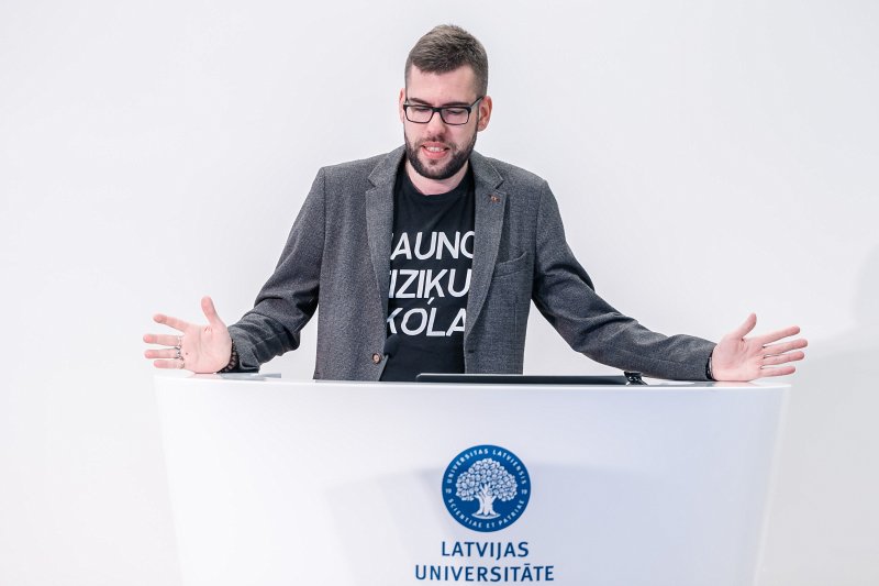Latvijas Universitātes pasākums «Padomi eksāmeniem». LU Skaitliskās modelēšanas institūta zinātniskais asistents, doktorants Ģirts Zāģeris.