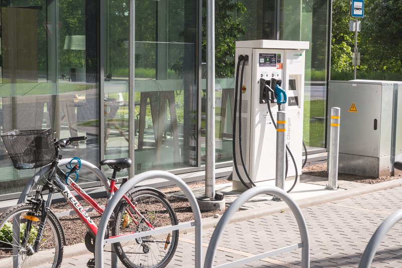 Elektroauto uzlādes stacija pie Latvijas Universitātes Akadēmiskā centra Dabas mājas. null