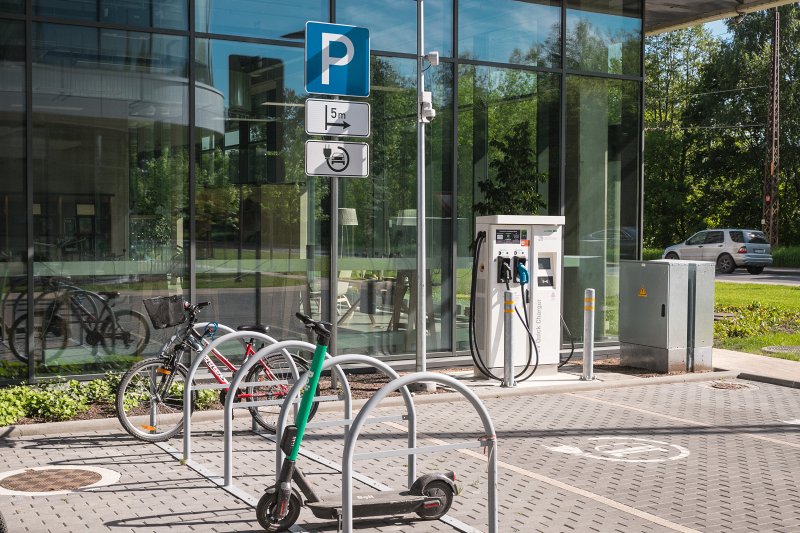 Elektroauto uzlādes stacija pie Latvijas Universitātes Akadēmiskā centra Dabas mājas. null