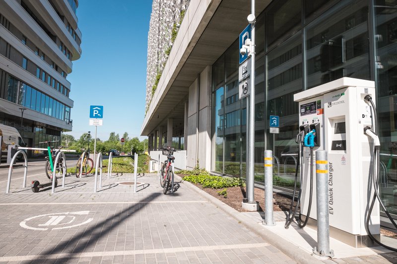 Elektroauto uzlādes stacija pie Latvijas Universitātes Akadēmiskā centra Dabas mājas. null