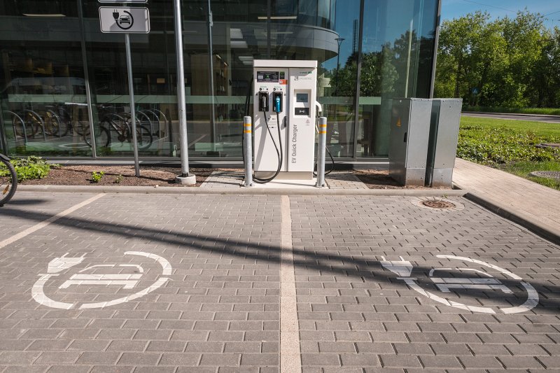 Elektroauto uzlādes stacija pie Latvijas Universitātes Akadēmiskā centra Dabas mājas. null