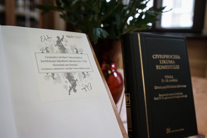 Grāmatu «Civilprocesa likuma komentāri. I daļa (1.-28.nodaļa)» dāvinājuma pasniegšana Latvijas Universitātes bibliotēkai. null