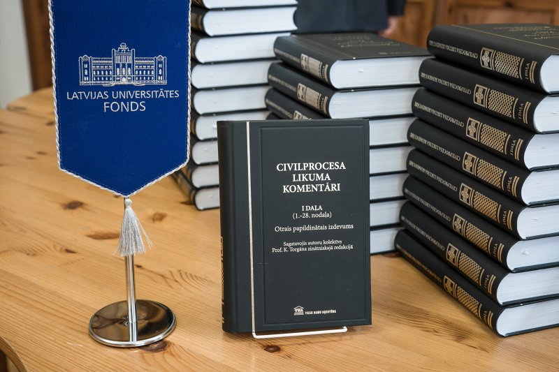 Grāmatu «Civilprocesa likuma komentāri. I daļa (1.-28.nodaļa)» dāvinājuma pasniegšana Latvijas Universitātes bibliotēkai. null