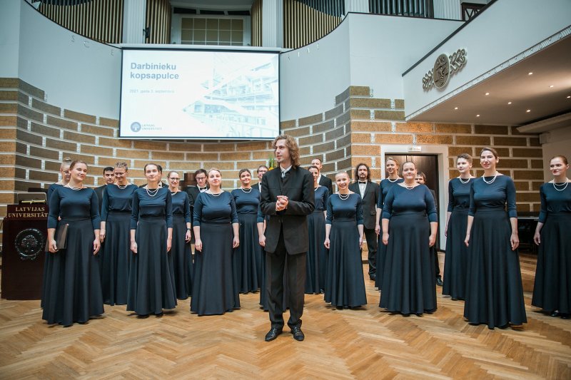 Latvijas Universitātes darbinieku kopsapulce. Koris «Aura», diriģents Edgars Vītols.