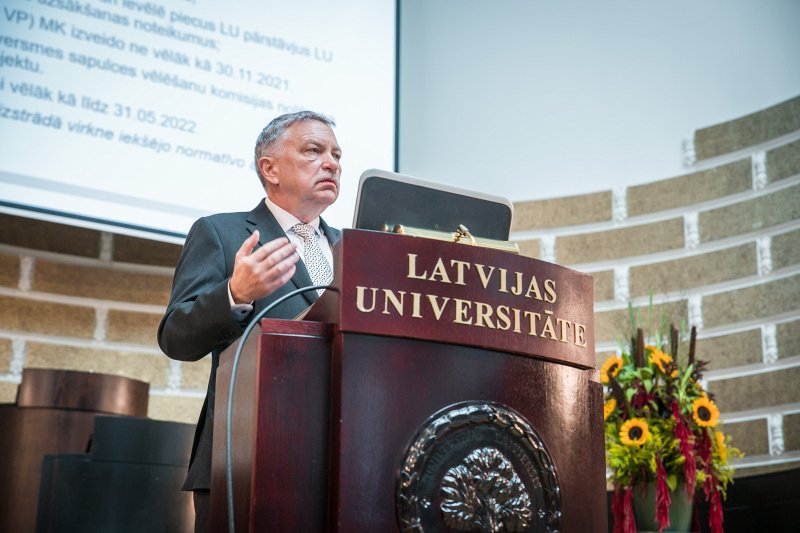 Latvijas Universitātes darbinieku kopsapulce. Latvijas Universitātes rektors prof. Indriķis Muižnieks.