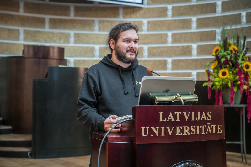 Latvijas Universitātes darbinieku kopsapulce. Latvijas Universitātes Studentu padomes priekšsēdētājs Deniss Celuiko.
