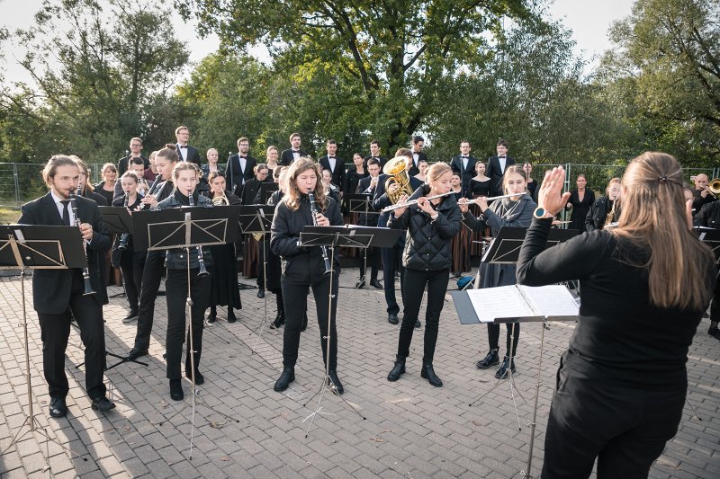 Latvijas Universitātes jauno studentu svētki «Aristotelis» '2021. LU pūtēju orķestris un koris 'Dziesmuvara'.