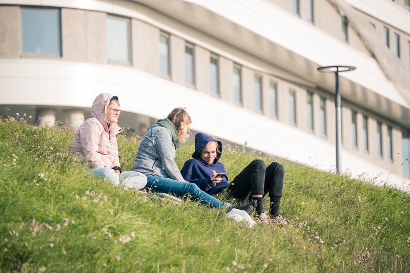 Latvijas Universitātes Akadēmiskais centrs, studenti pie Zinātņu mājas. null