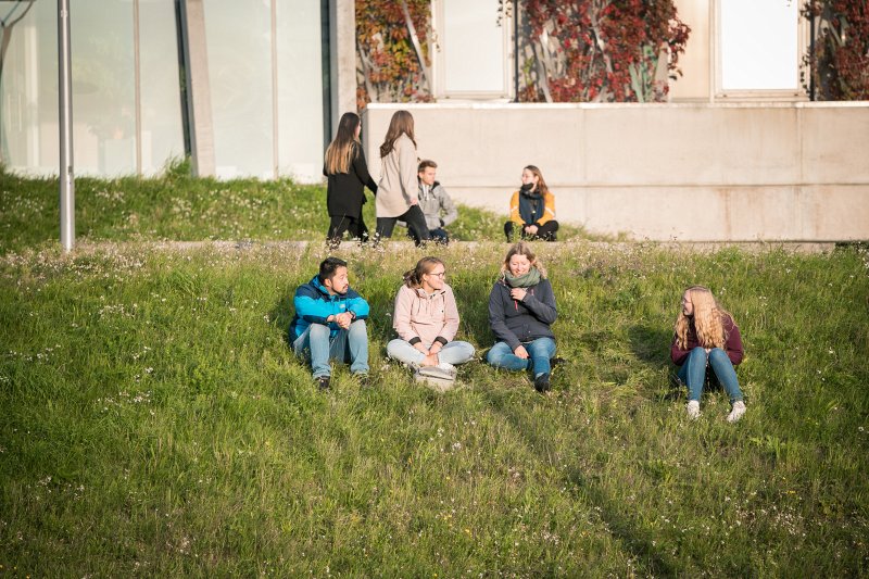 Latvijas Universitātes Akadēmiskais centrs, studenti pie Dabas mājas. null